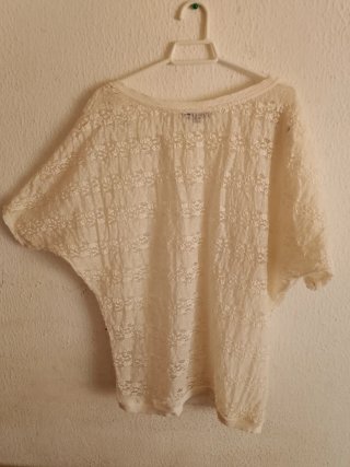 Camiseta Bershka encaje perlas talla L