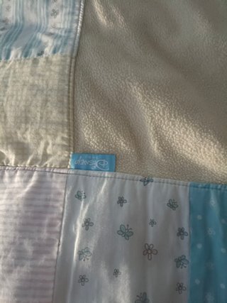 Conjunto Edredón Winnie The Pooh y su ropa cuna.