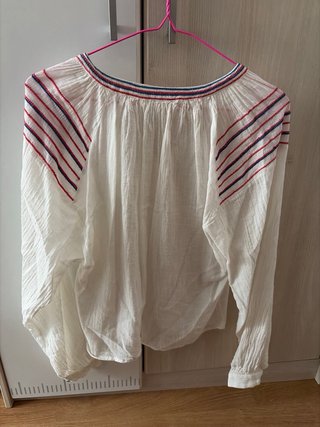 Blusa Mango blanca con detalles rojos