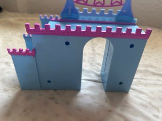 Castillo de juguete azul y rosa