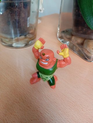Figura Yokai con Medalla