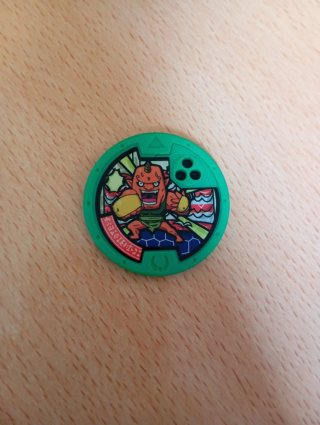 Figura Yokai con Medalla