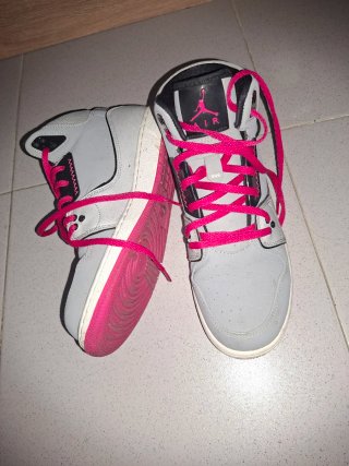 Nike Air Jordan Grises y Rosas