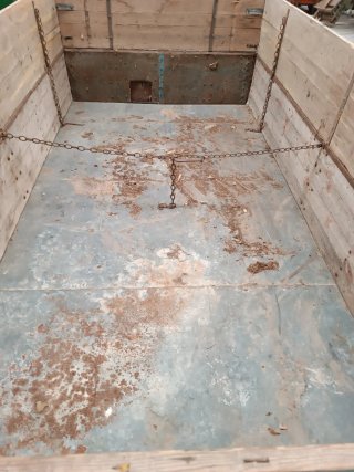 Remolque basculante de madera
