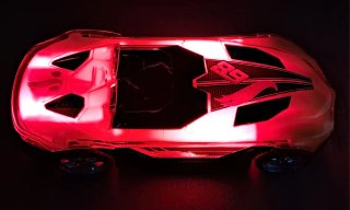 Coche Hot Wheels con luces y sonido.