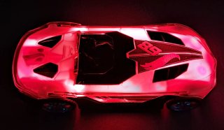 Coche Hot Wheels con luces y sonido.
