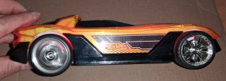 Coche Hot Wheels con luces y sonido.