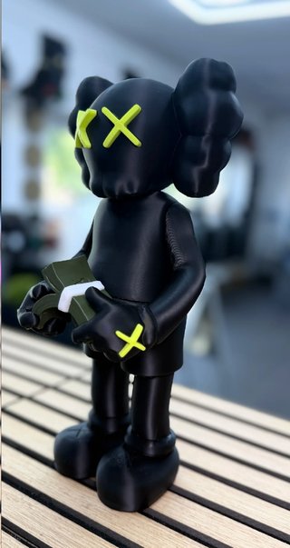 Figura Kaws billetes