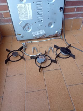 Estufa gas 3 fuegos y 1 eléctrico buen estado