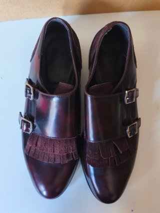 Zapatos clásicos granate con flecos.