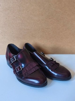 Zapatos clásicos granate con flecos.
