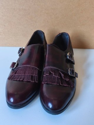 Zapatos clásicos granate con flecos.