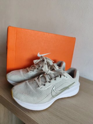 Zapatillas Nike Beige y Blancas