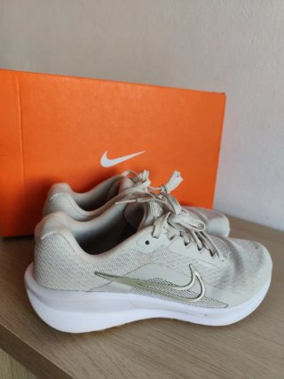 Zapatillas Nike Beige y Blancas