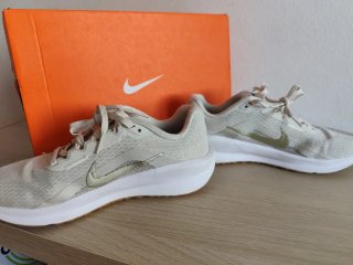 Zapatillas Nike Beige y Blancas