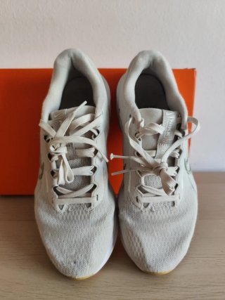 Zapatillas Nike Beige y Blancas