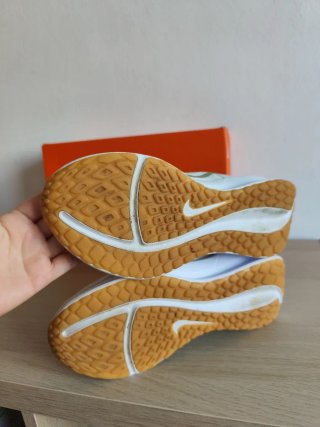 Zapatillas Nike Beige y Blancas