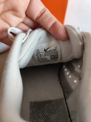 Zapatillas Nike Beige y Blancas