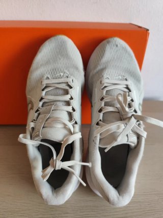 Zapatillas Nike Beige y Blancas