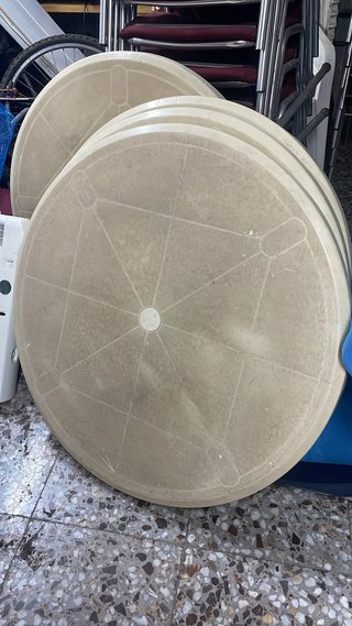 Mesa redonda de plástico beige