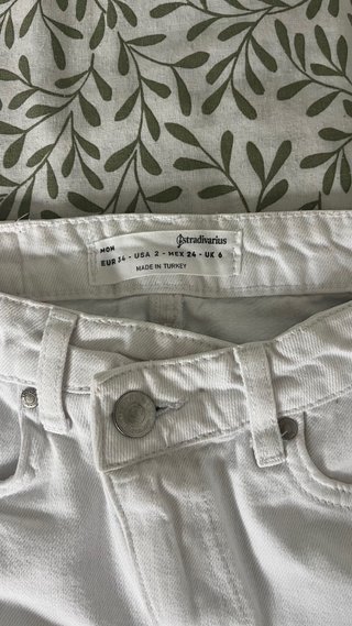 Shorts vaqueros blancos con botón cruzado