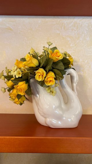 Jarrón Cisne Blanco con Flores Amarillas