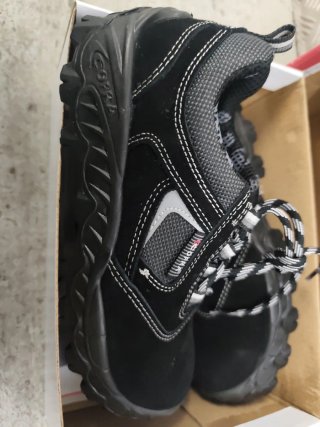 Zapatos de seguridad Cofra negros y grises