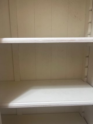 Armario blanco con puertas de cristal