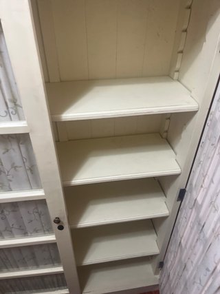 Armario blanco con puertas de cristal