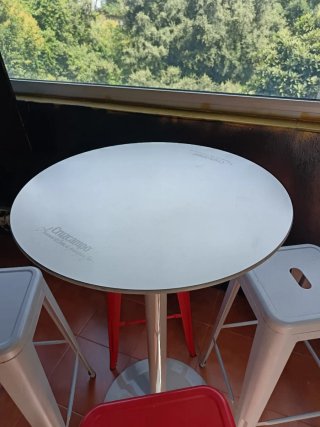 Mesa alta Cruzcampo con 4 taburetes