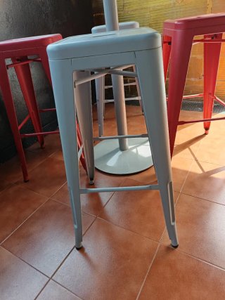 Mesa alta Cruzcampo con 4 taburetes
