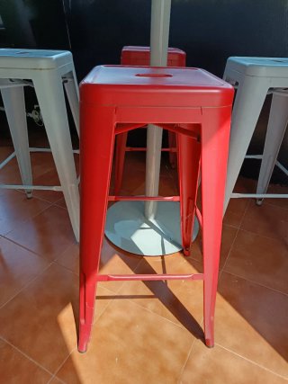 Mesa alta Cruzcampo con 4 taburetes