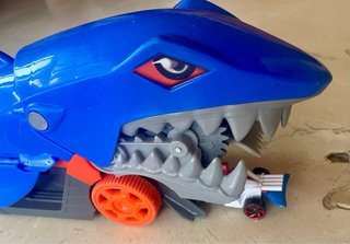 Hot Wheels Tiburón Traga Coches