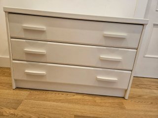 Cómoda de madera blanca 3 cajones.
