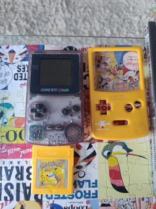 Game Boy Color Rosa + Pokémon Amarillo (Español)