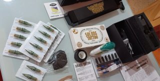 Máquina de tatuar con 2 baterías y más cosas