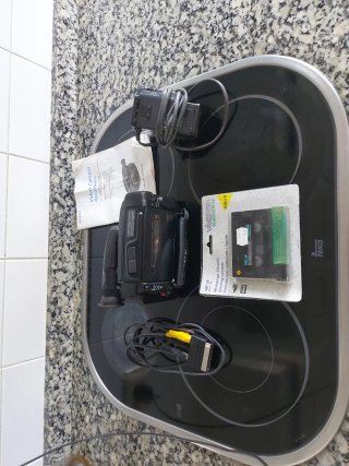 Videocámara Sony CCD-TR360E con accesorios