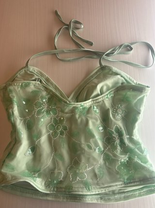 Top verde con lentejuelas y tiras