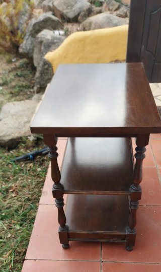 Mesa auxiliar de madera