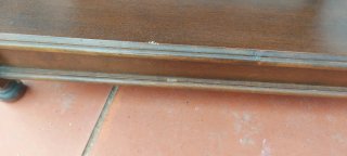 Mesa auxiliar de madera