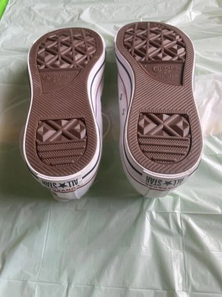 Zapatillas Converse nuevas sin estrenar.