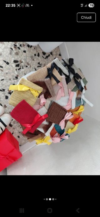 Sacchetti regalo colorati con nastri