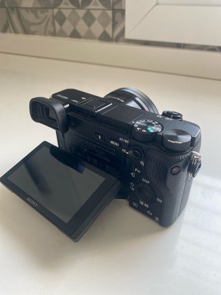 Sony a6300 + objetivo kit + 3 baterías + estuche.
