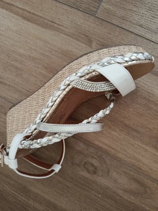 Sandalias de cuña doradas y blancas