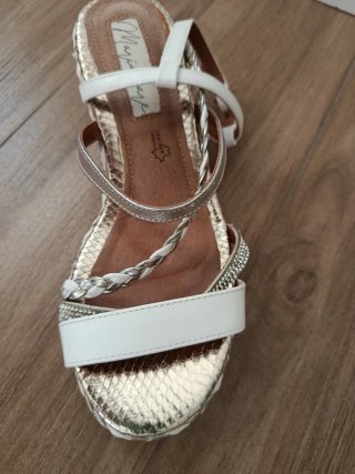 Sandalias de cuña doradas y blancas