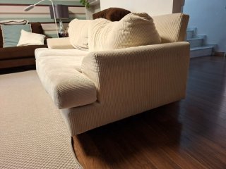 Sofá de pana beige y marrón