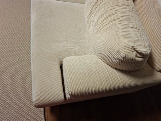 Sofá de pana beige y marrón