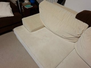 Sofá de pana beige y marrón