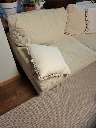 Sofá de pana beige y marrón