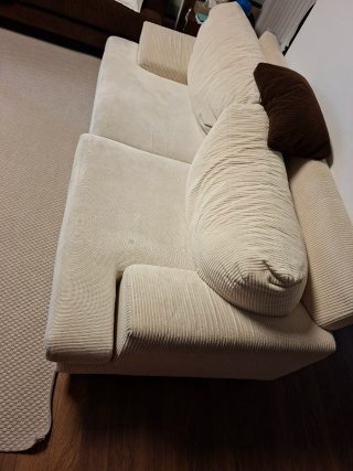 Sofá de pana beige y marrón